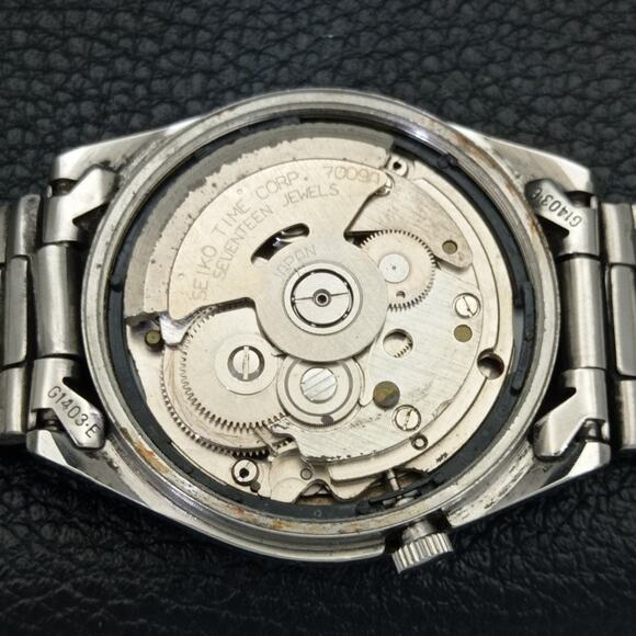 Vintage 1977 Seiko Automatic Mens Silver Watch W/daydate & Red accents - Picture 9 of 10